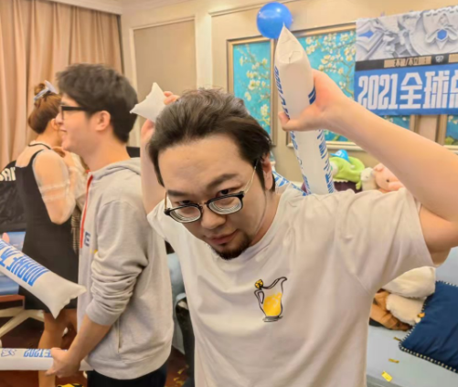 马斯克推动AI在英雄联盟中的应用挑战人类战队